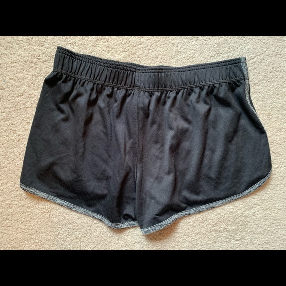 Woman’s UA shorts - Picture 2 of 3